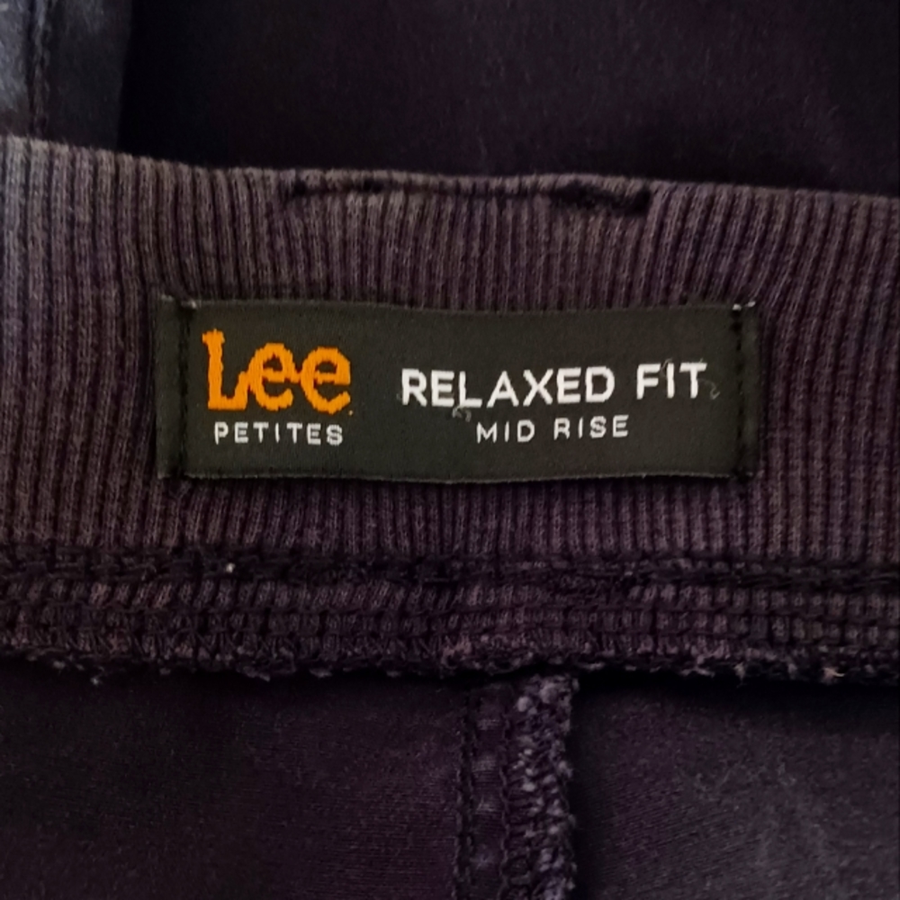 Lee - Picture 2 of 4
